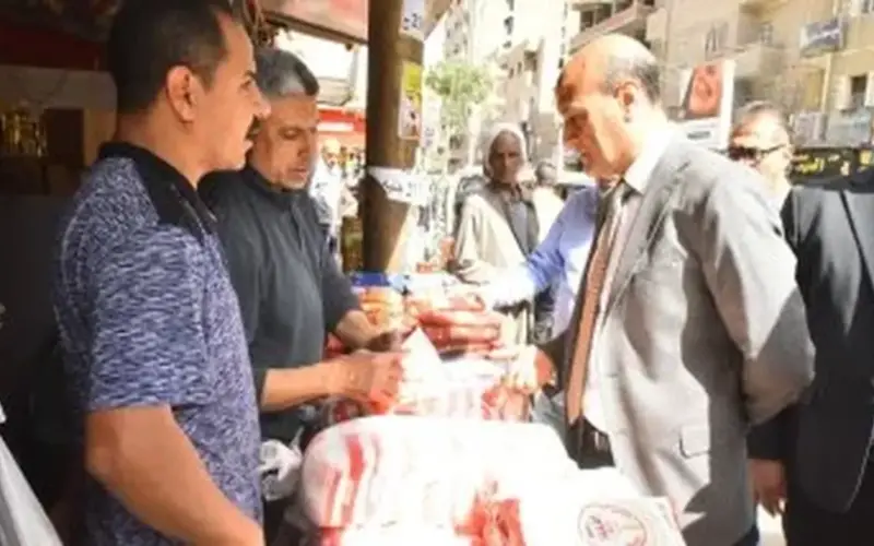 محافظ أسيوط يتفقد منفذ السلع الغذائية بالقوصية لمتابعة توفر المنتجات